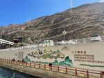 岸边彩绘墙与远山风景