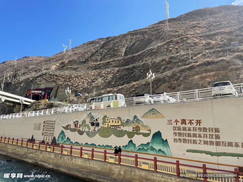 岸边彩绘墙与远山风景