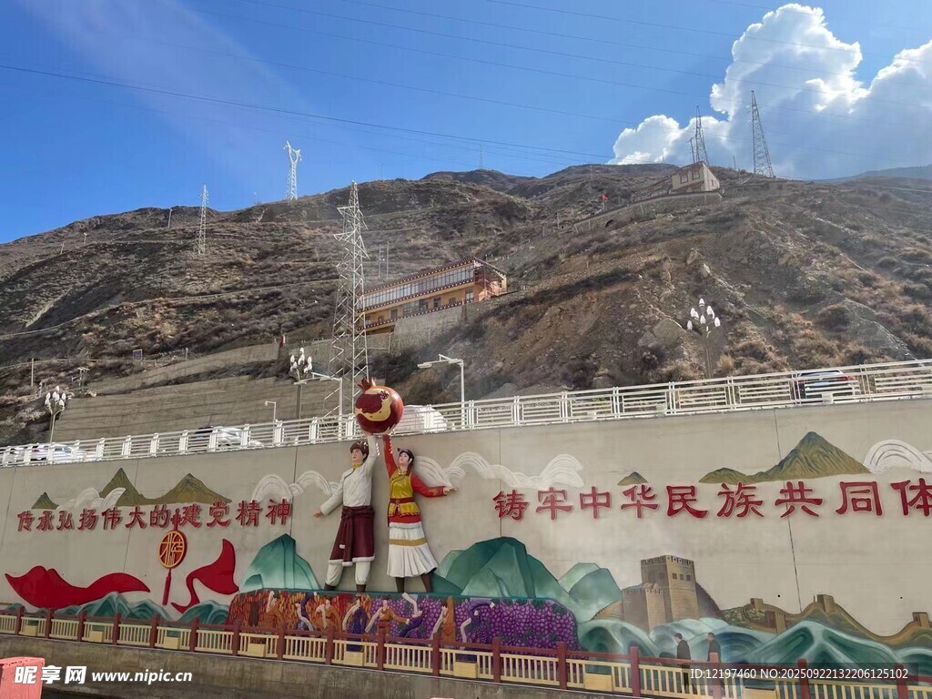 山坡上的多彩装饰景观