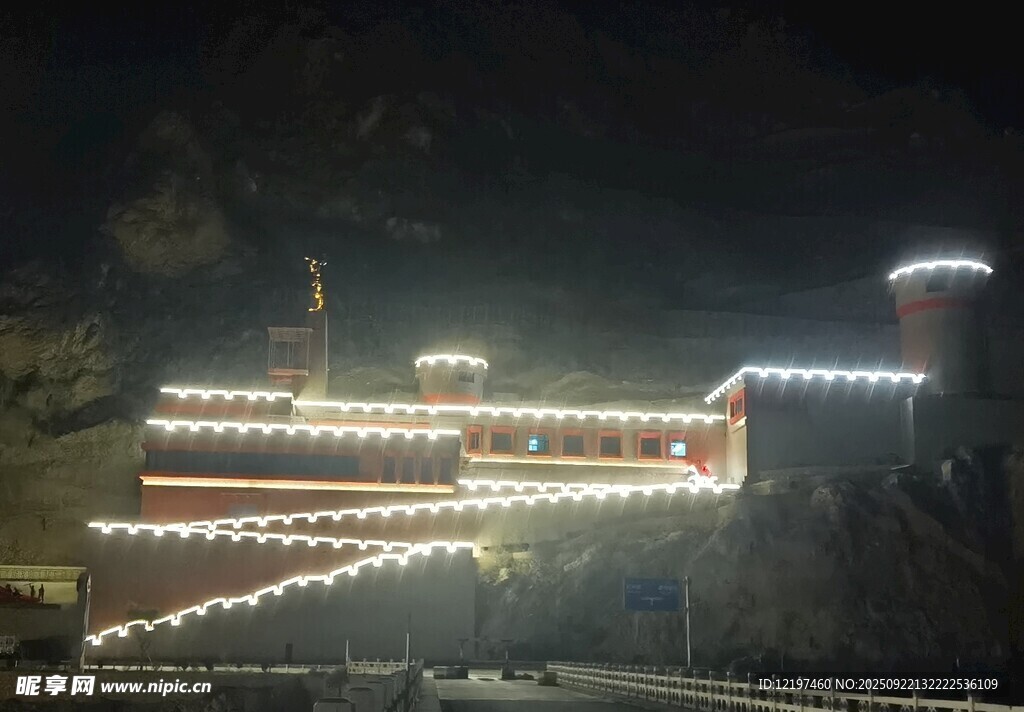 夜晚灯火璀璨的建筑景观