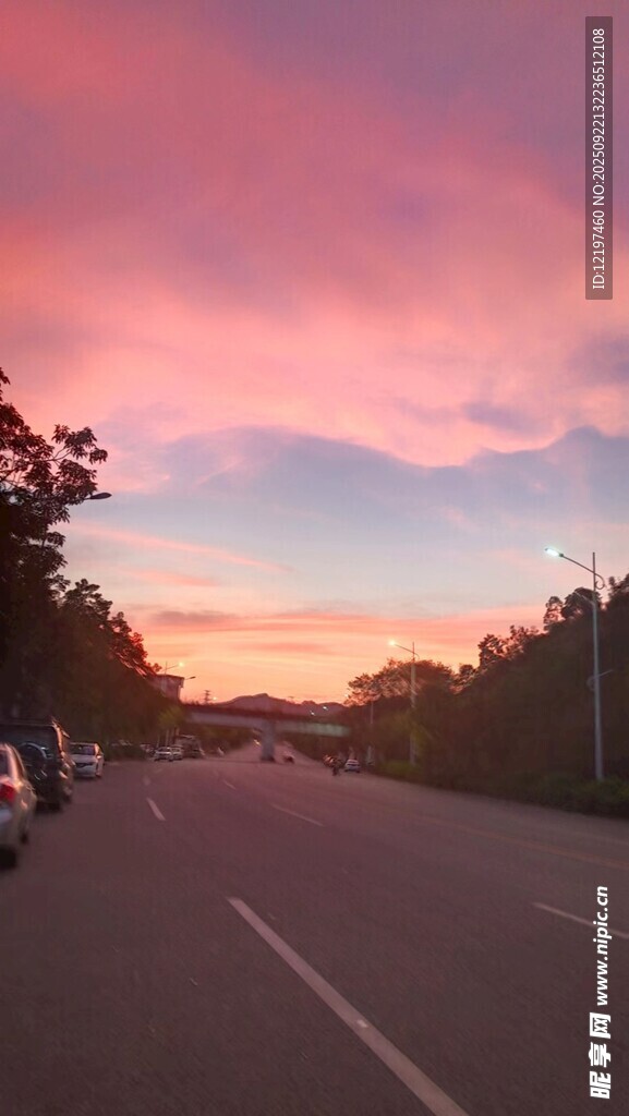 公路边的绚烂晚霞美景