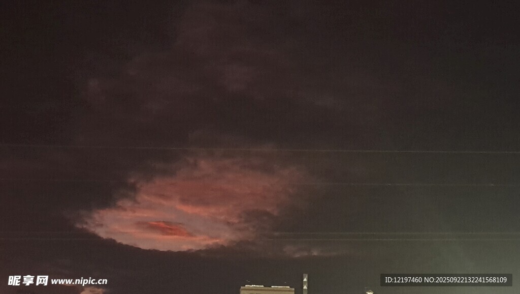 夜空中的红彩云