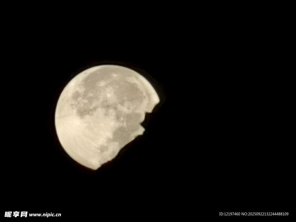 夜空下的残缺明月