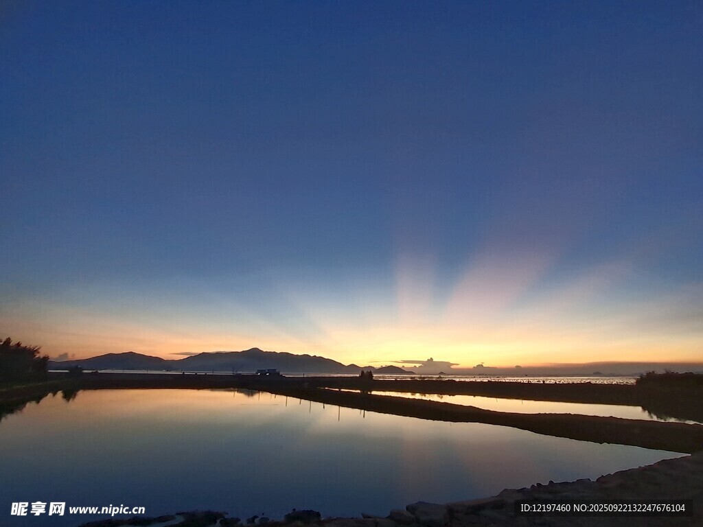 湖畔绝美日落风光
