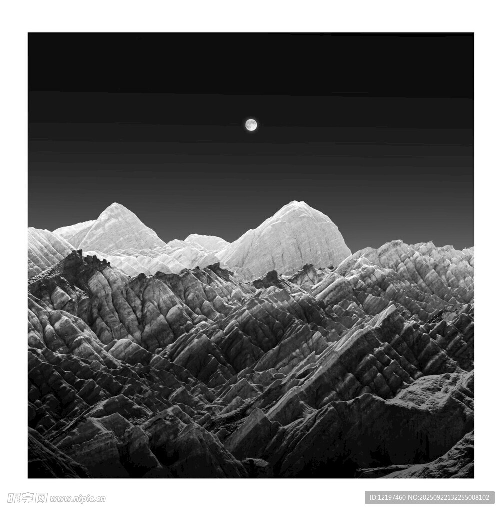 月夜下的壮丽雪山景色