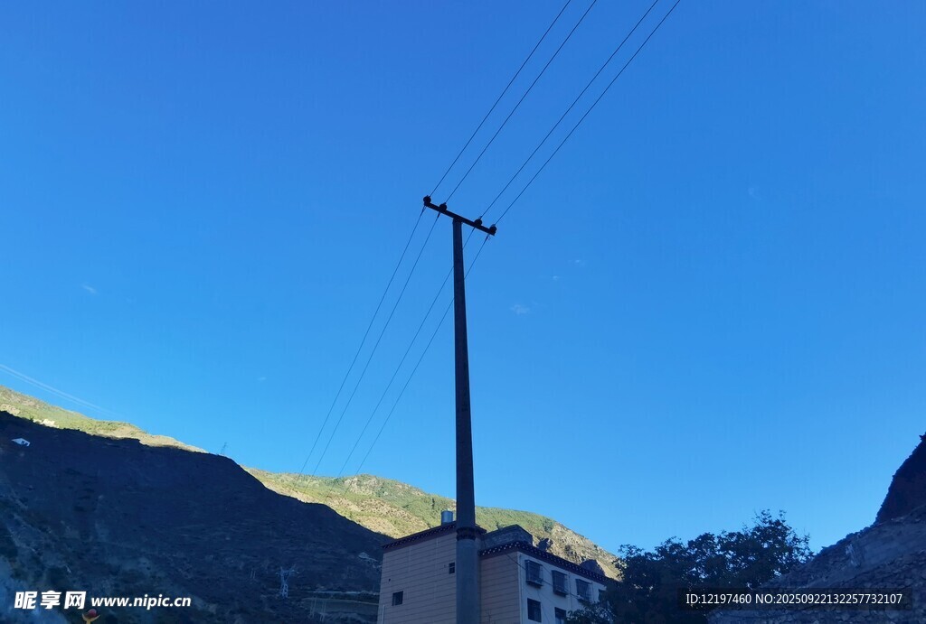 山间电线杆与蓝天景色