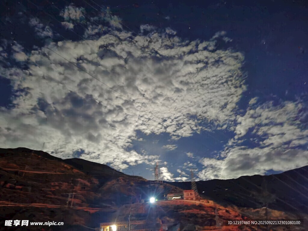 夜空下的山间景象