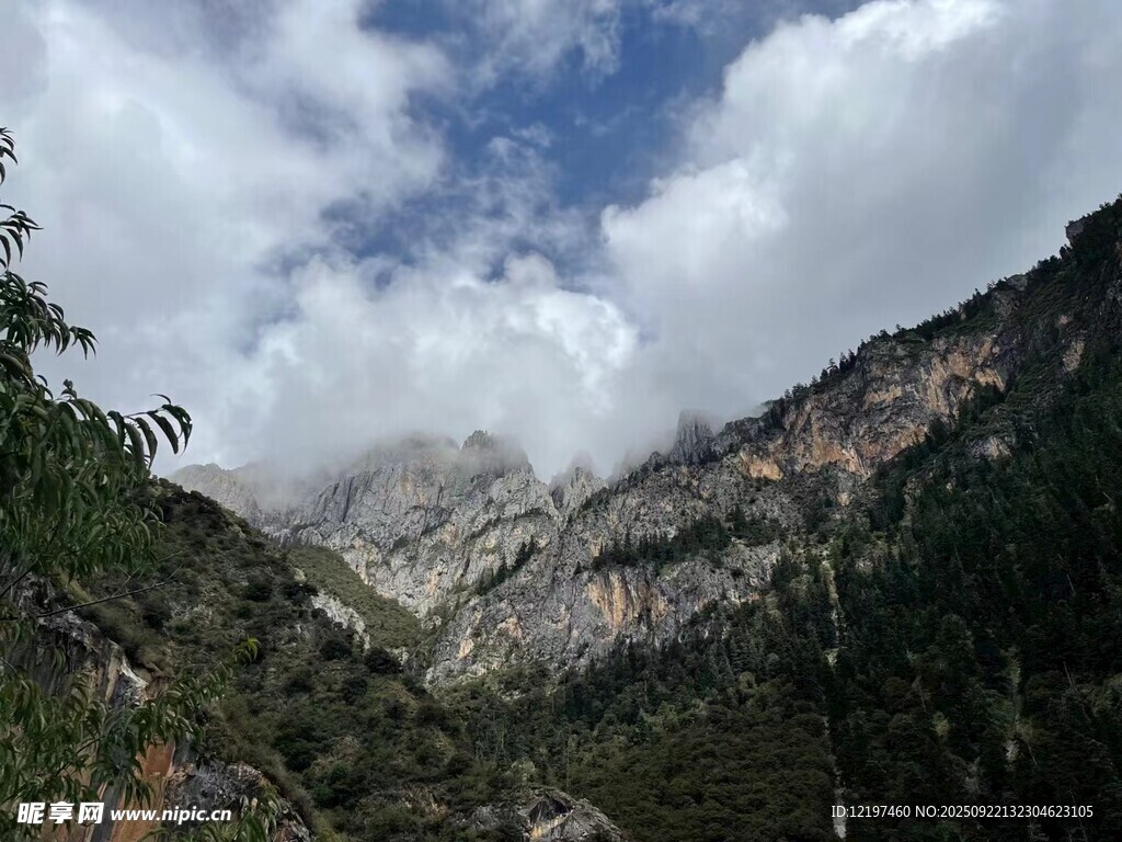 山间云雾缭绕的壮丽景致