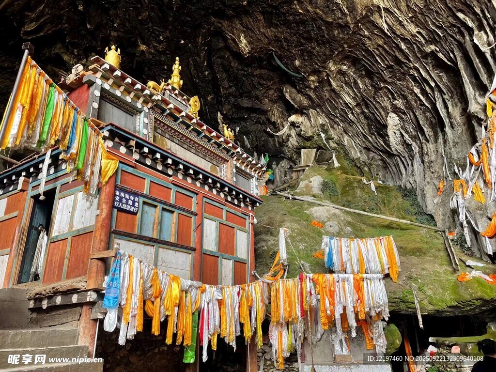 山间藏式寺庙挂五彩经幡