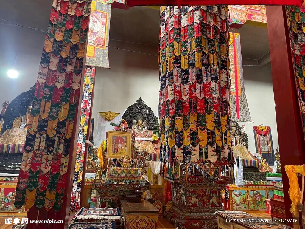 传统庙宇内景装饰丰富