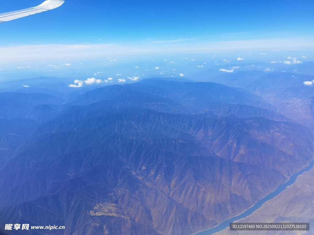 高空俯瞰壮丽山脉景观