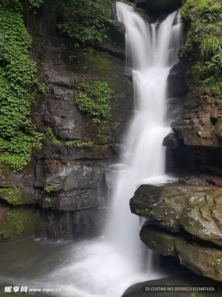 山间瀑布绿意环绕美景
