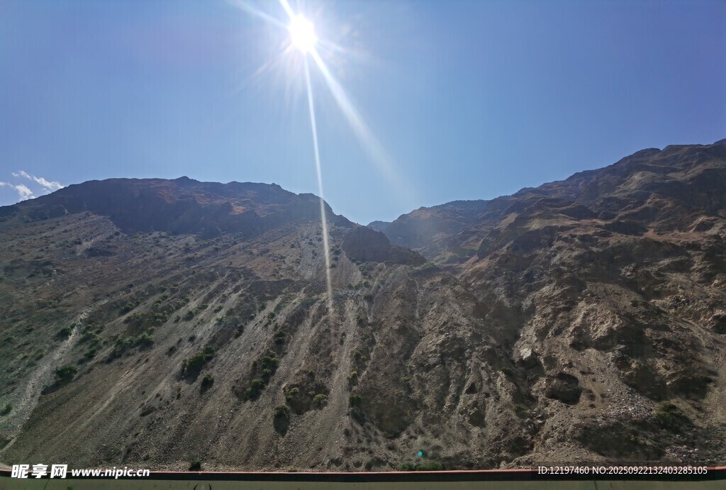 阳光照耀下的壮丽山峦