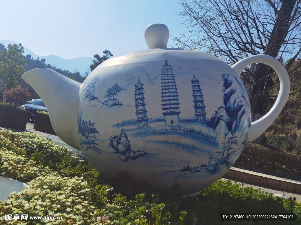 巨型青花瓷茶壶景观