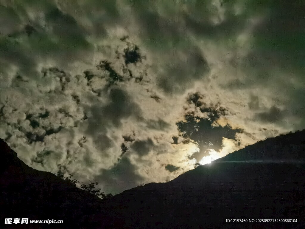 乌云蔽日下的山峦景观