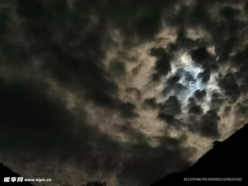 夜空中穿透云层的月光