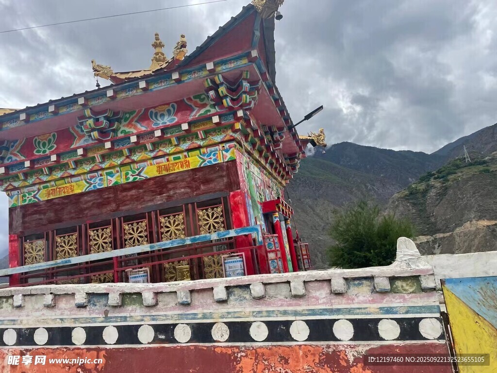 藏式寺庙建筑色彩绚丽