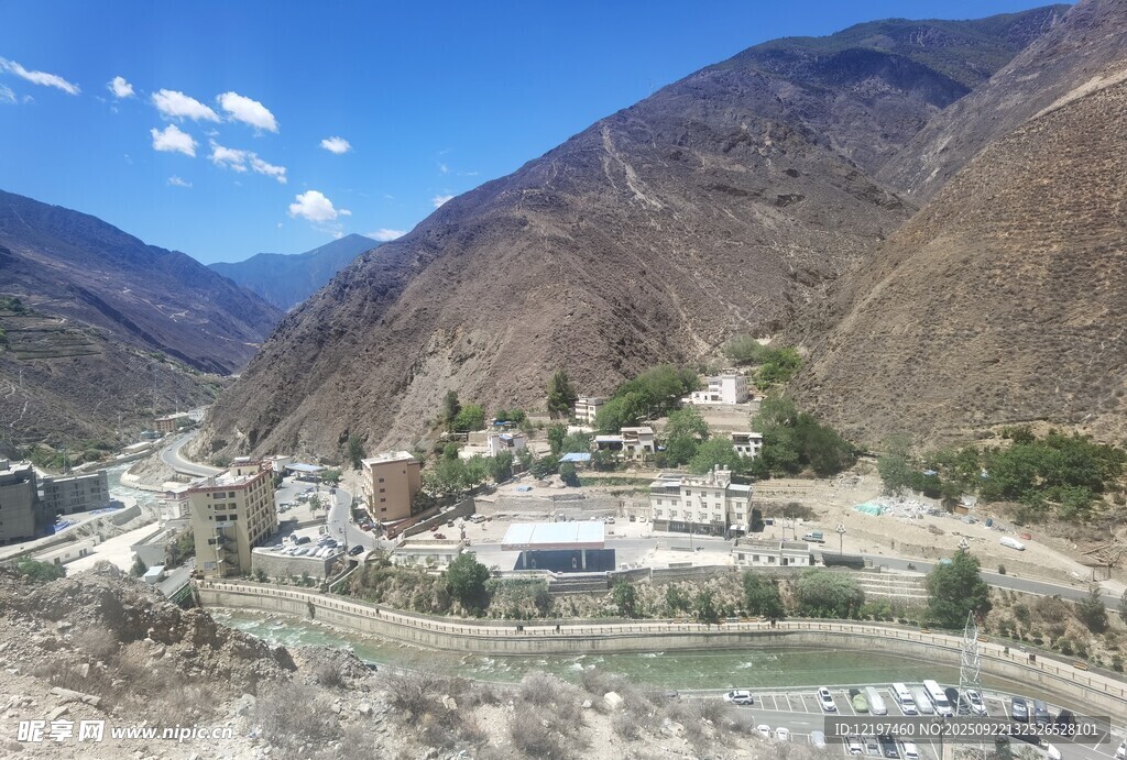 山谷中的建筑景观