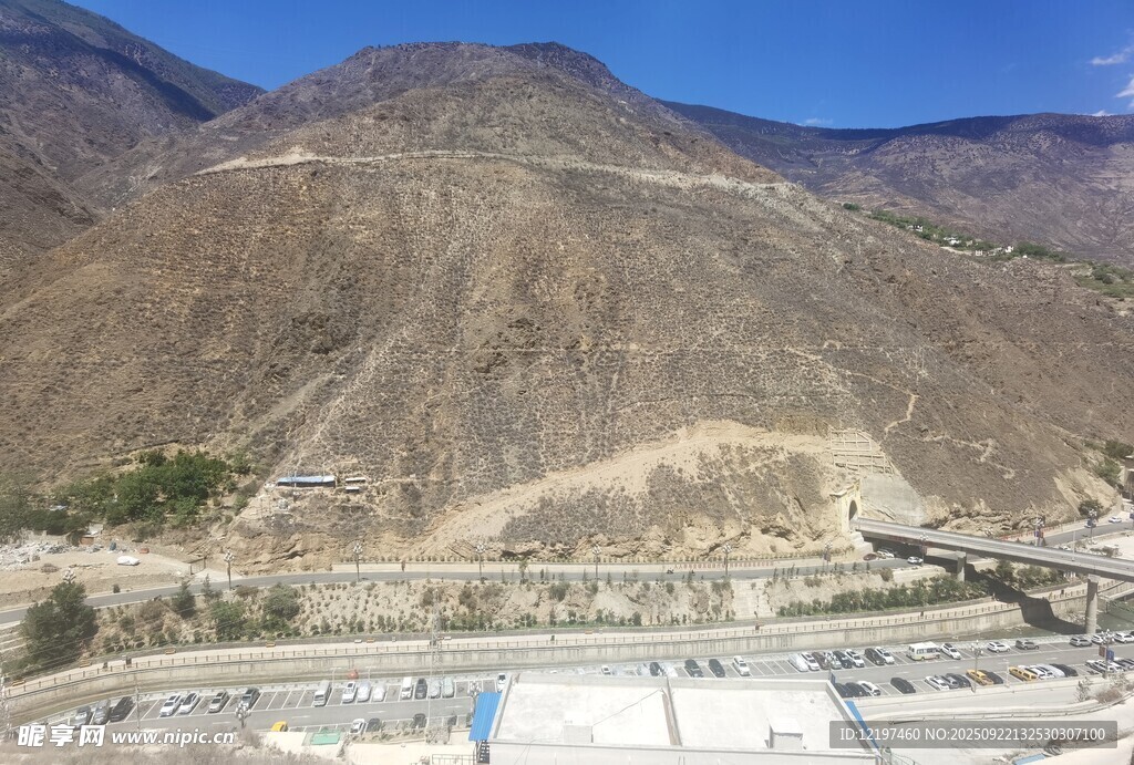 山间开阔地景观