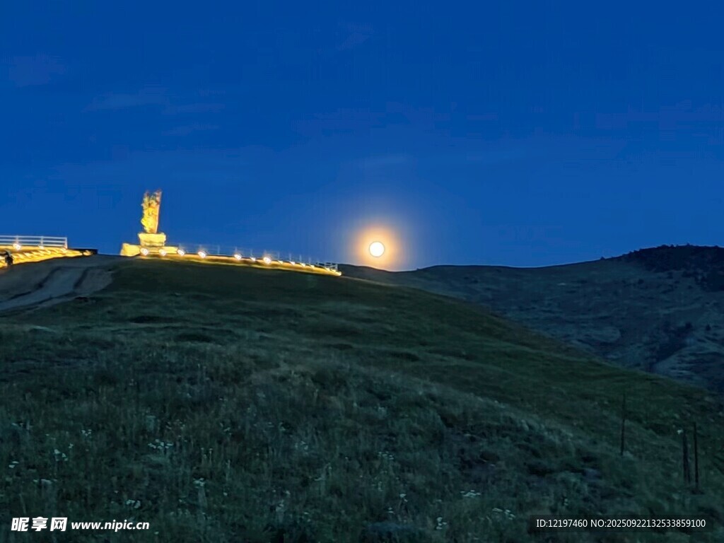 夜幕下的山顶建筑景观