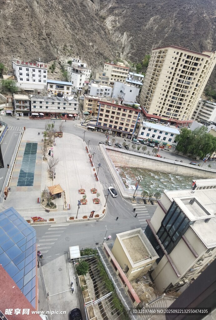 城市广场与周边建筑景观
