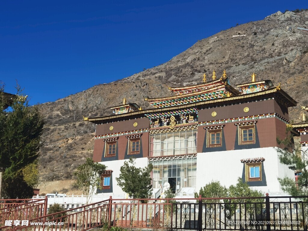藏式风格建筑背靠山峦