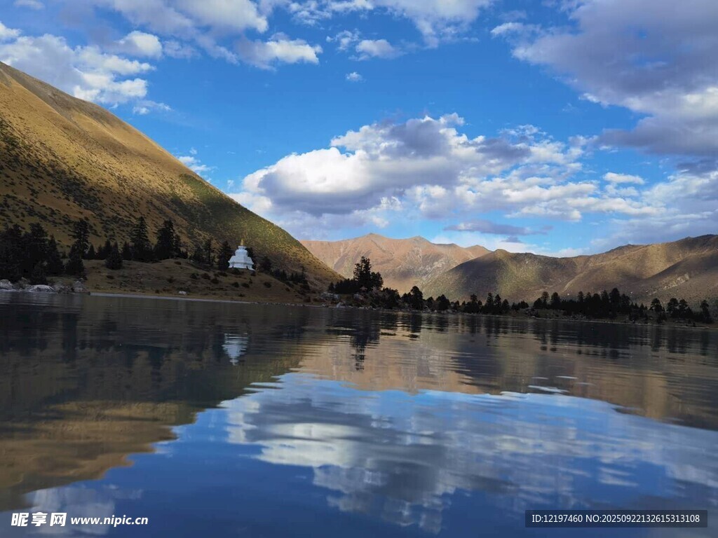 宁静湖畔蓝天白云山景