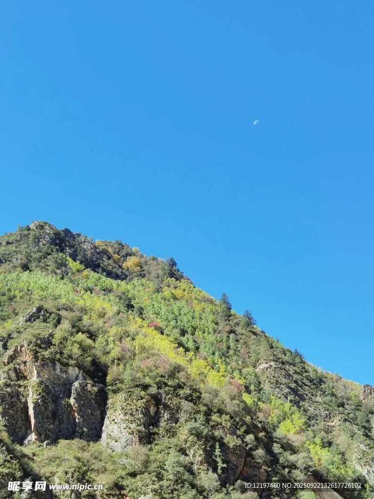 青山蓝天自然美景如画