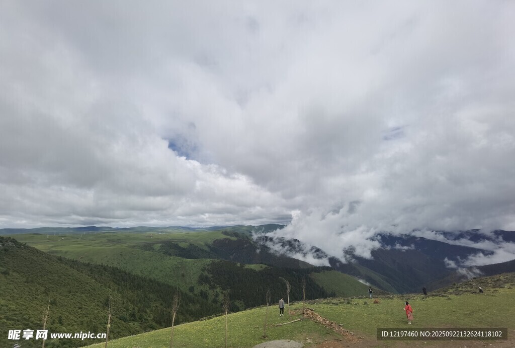 山间云雾缭绕的壮美景色