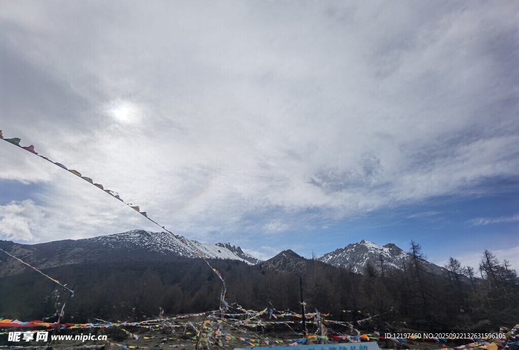 雪山下的户外场景