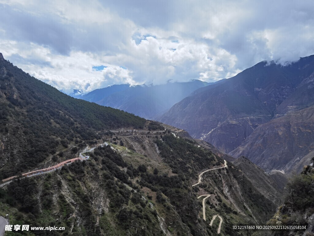 山间蜿蜒公路壮美风光