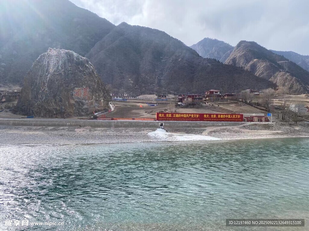 山水间的列车美景