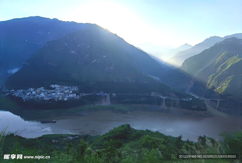 山水相依的美丽村落景观