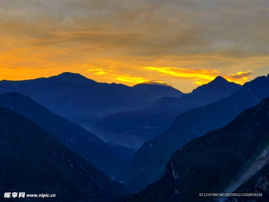 壮丽山间日落美景