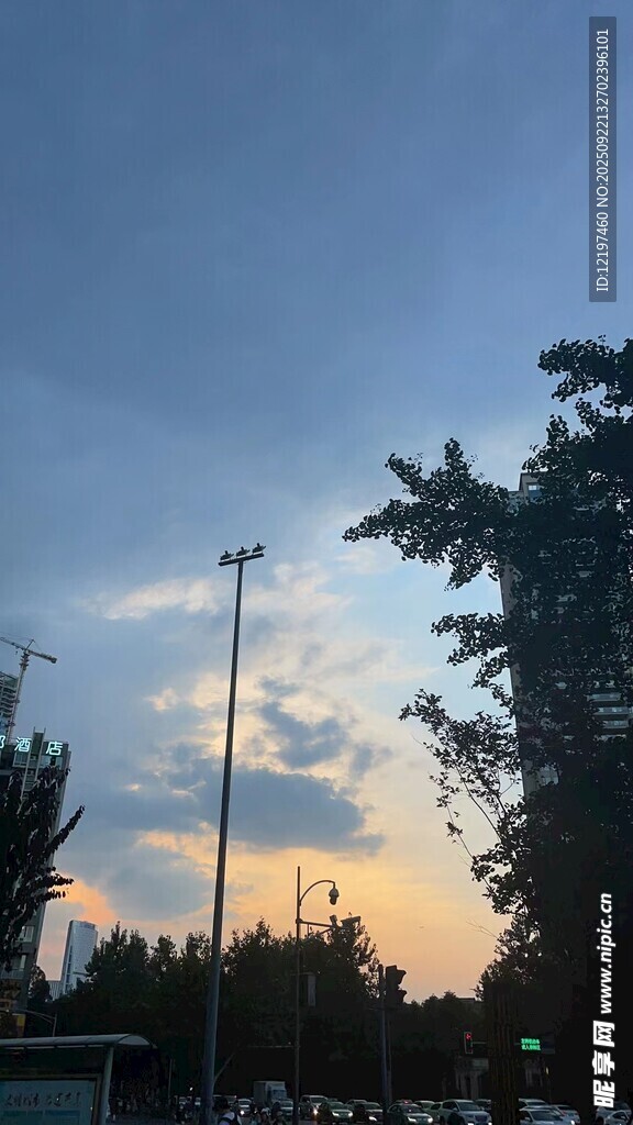 黄昏下的户外场景