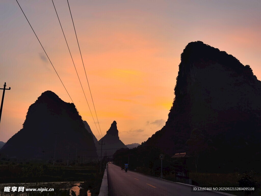 夕阳下的壮美山峦景色