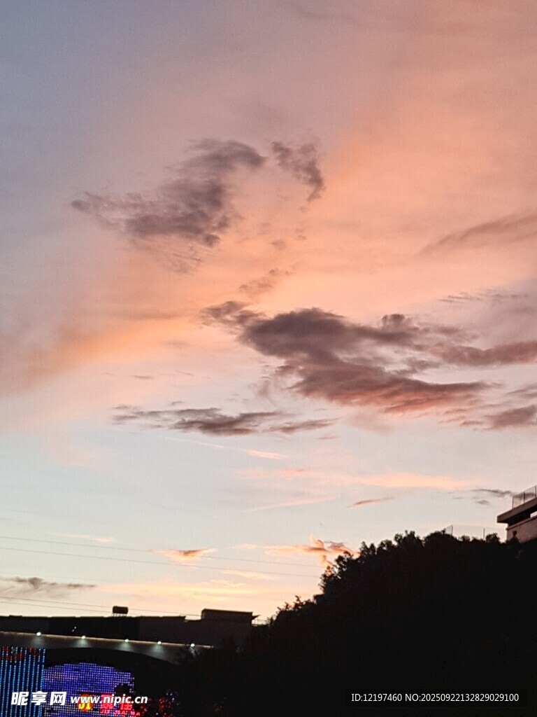 黄昏时分的绚烂天空景色