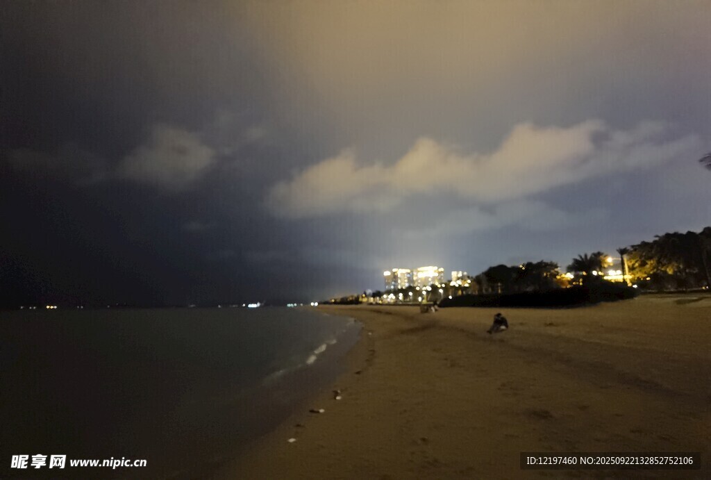 夜幕下的静谧海滩