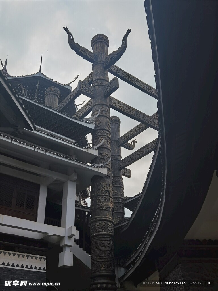 古建旁的独特木雕造型