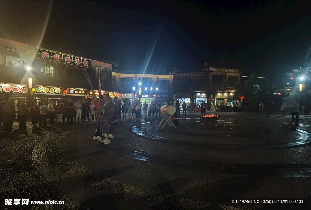 夜晚热闹的户外休闲场景