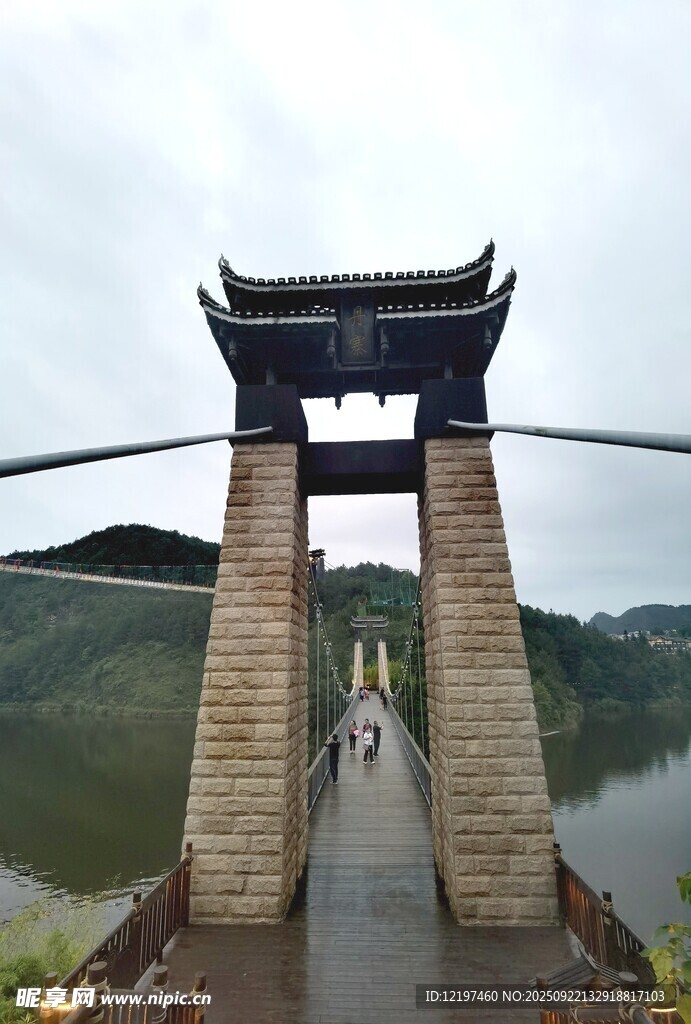 古式廊桥横跨山水间