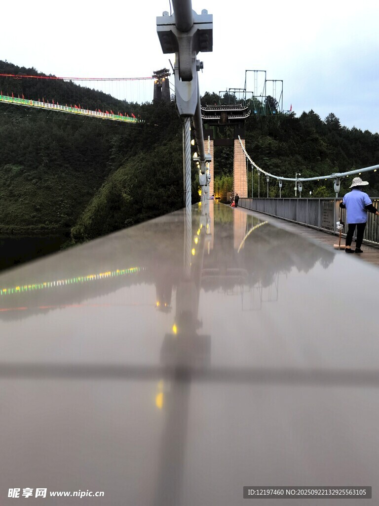 公路上的反光景象