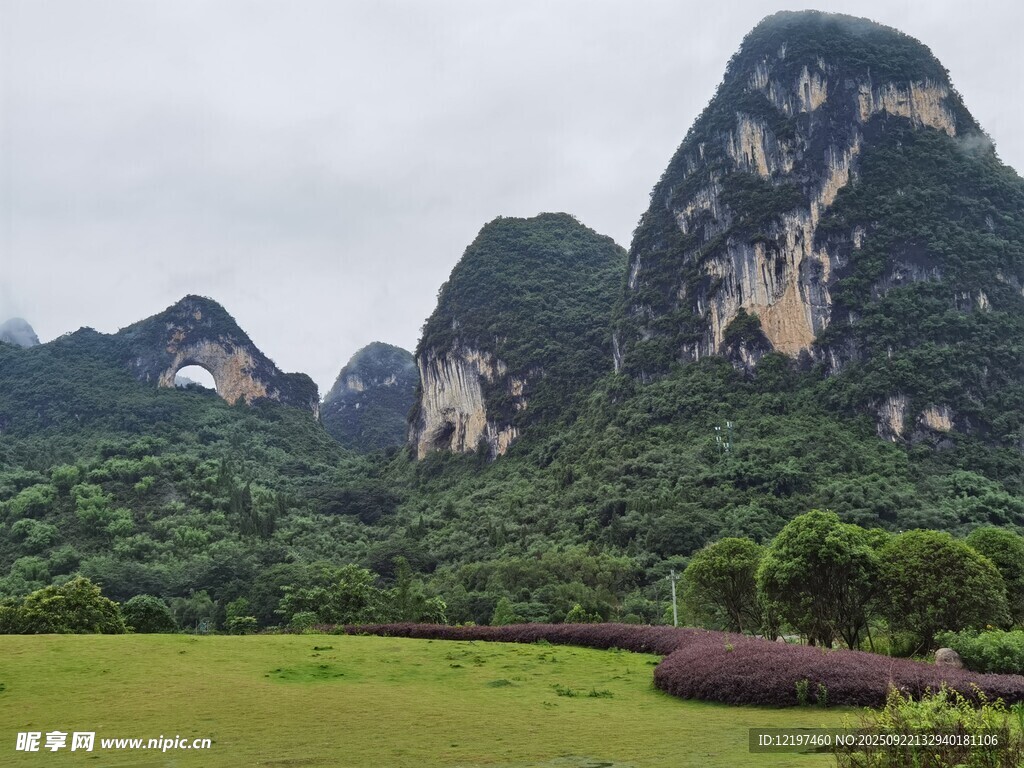 秀丽山峦下的翠绿草地