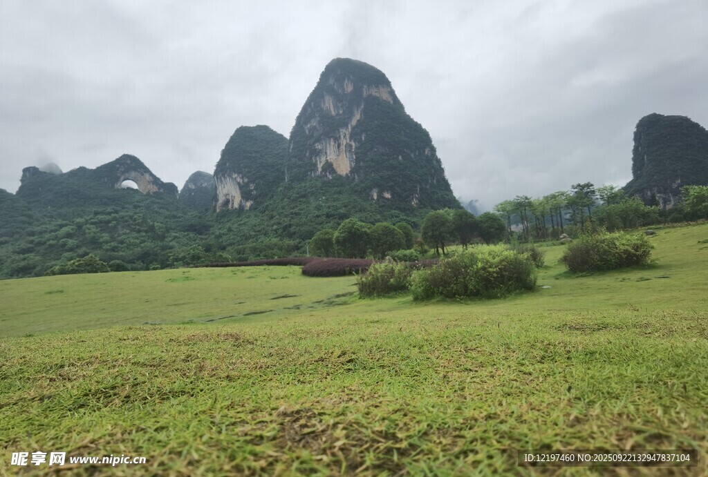 山间绿野秀丽峰林景色