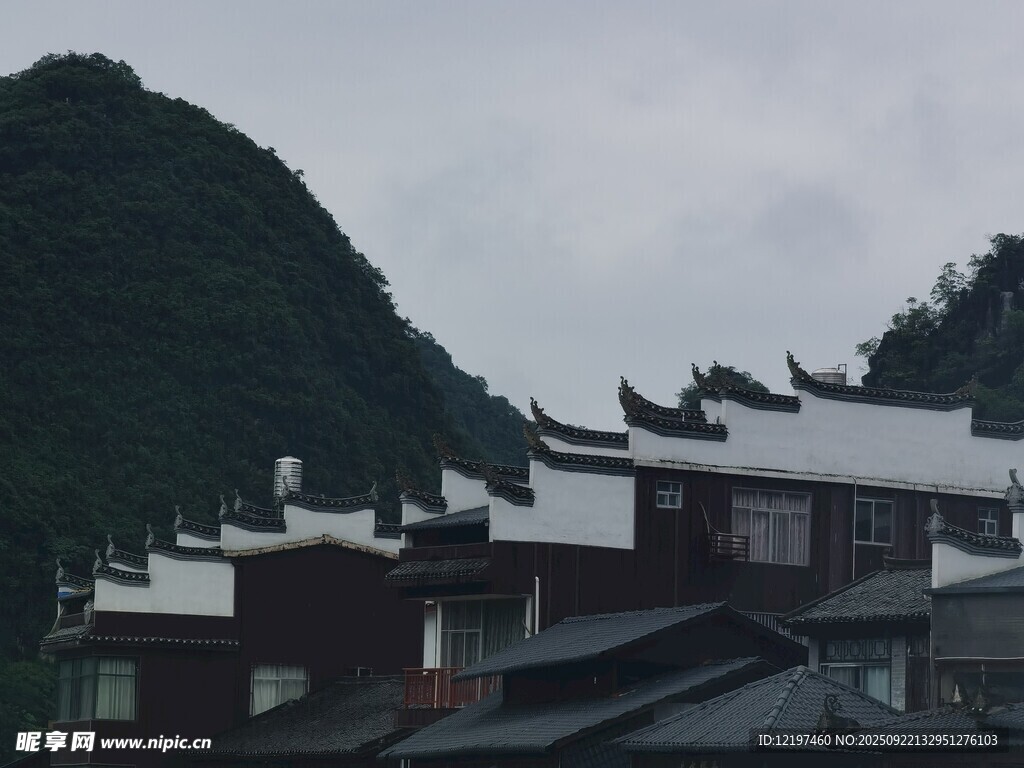 中式屋顶与远山景致