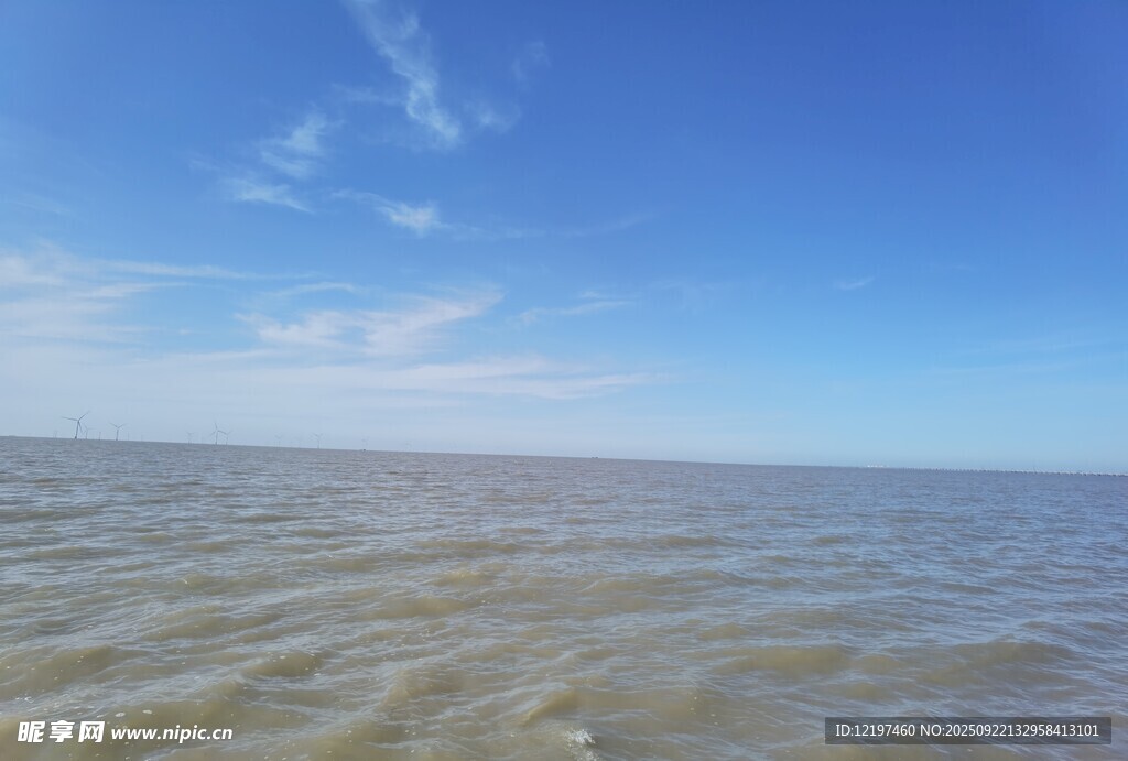 广阔海面与蓝天美景
