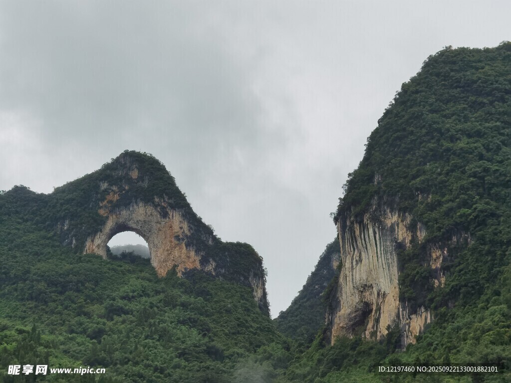 山间奇景天然拱形山体