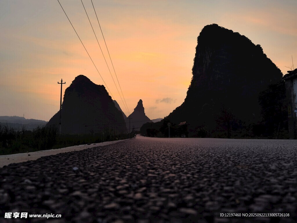 夕阳下的山间碎石路