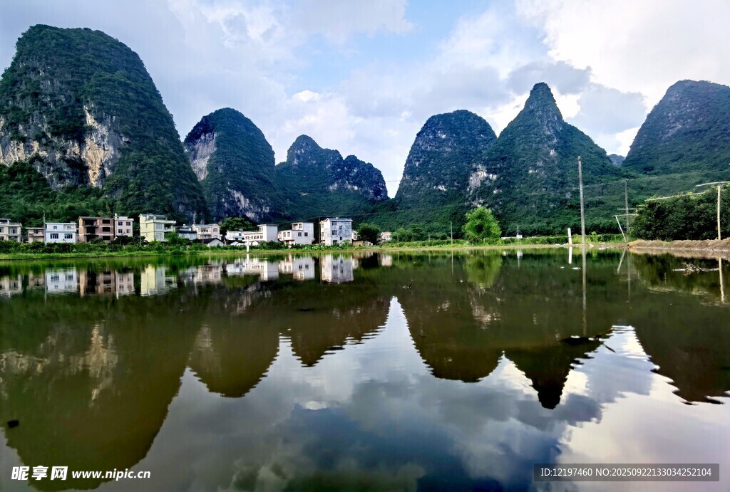 桂林山水美景倒影如画