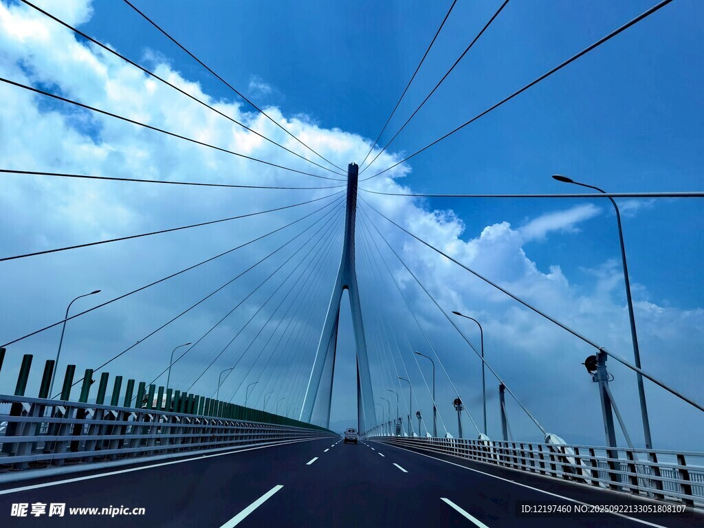 宏伟桥梁蓝天之下的交通要道